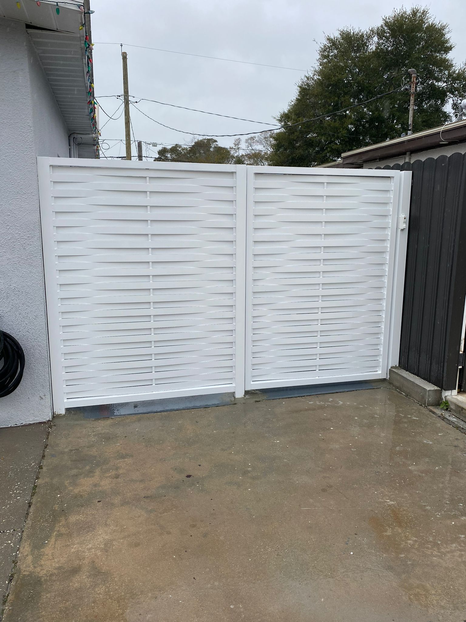 Aluminum Flat Bar Basket Weave fence installation in Tampa, FL — Vilo Fence