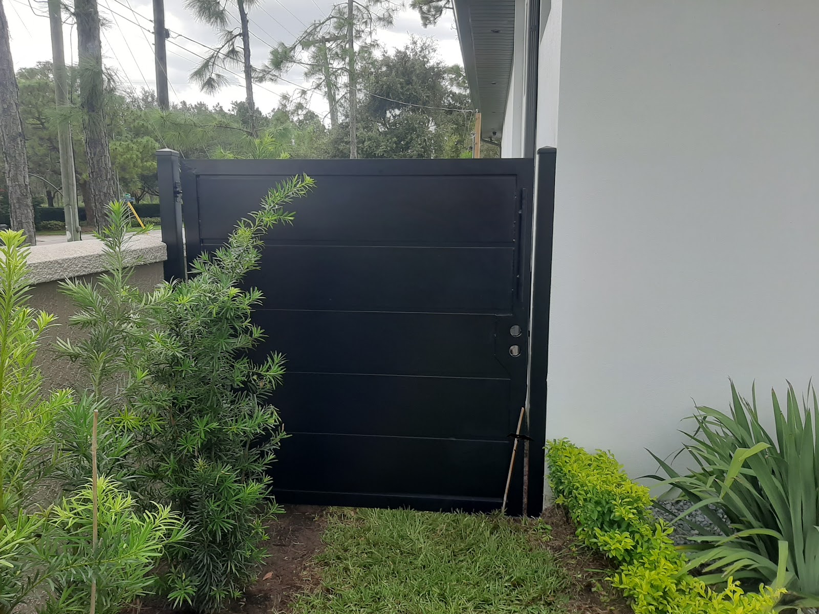Aluminum Flat Bar Horizontal fence installation in Tampa, FL — Vilo Fence