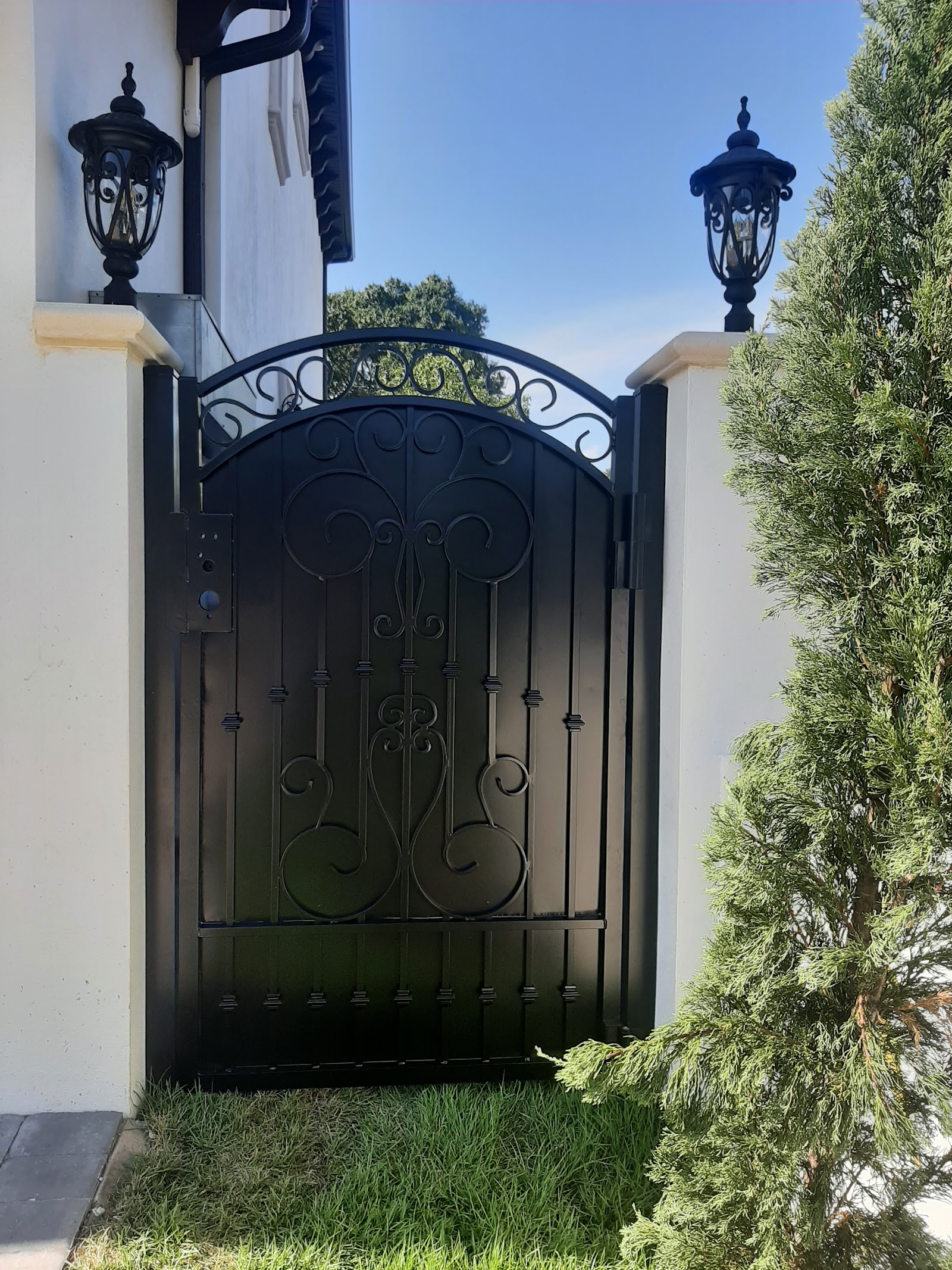 Aluminum Privacy Sheet fence installation in Tampa, FL — Vilo Fence