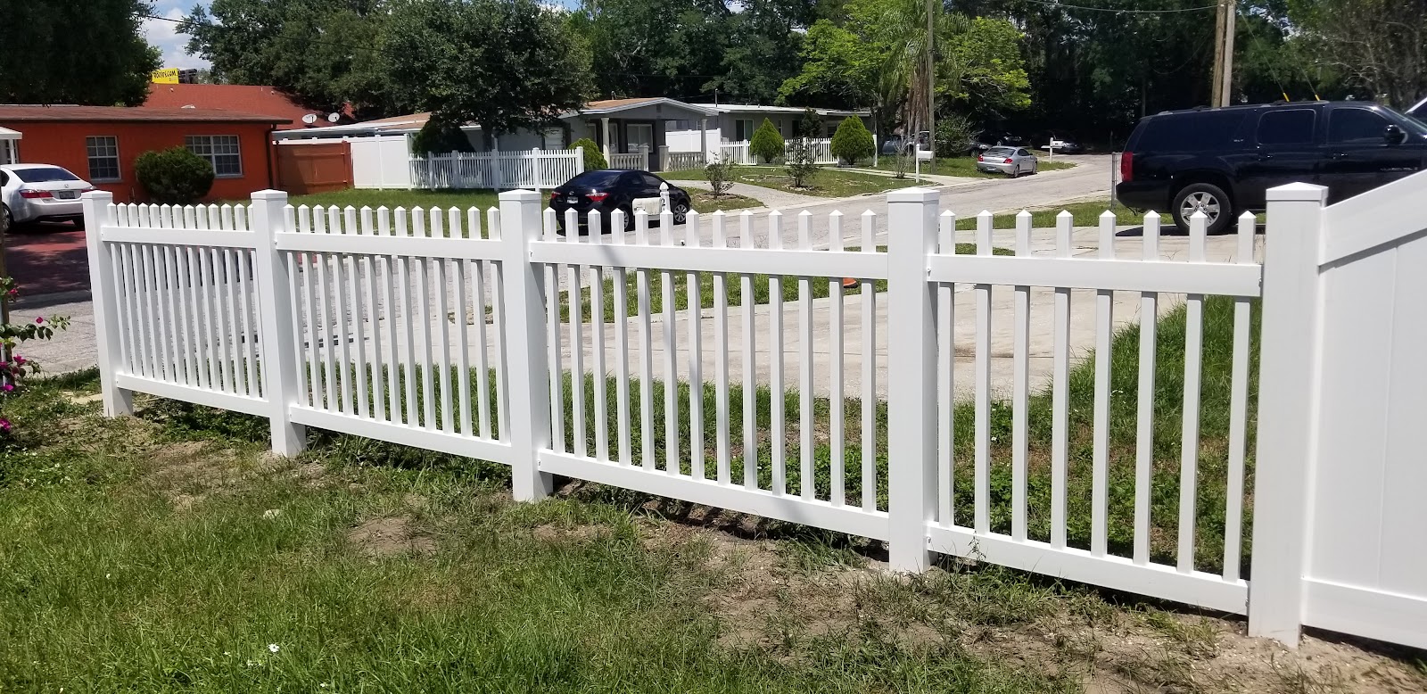 PVC Picket Savannah White fence installation in Tampa, FL — Vilo Fence