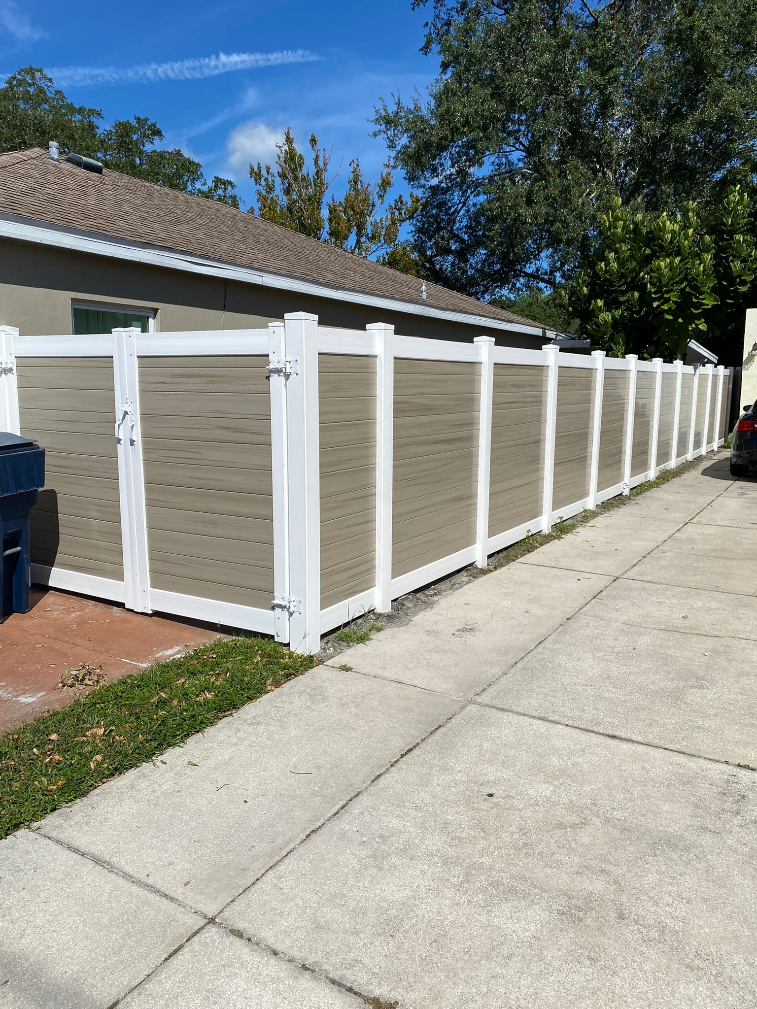 PVC Privacy Horizontal White + Variegated Clay fence installation in Tampa, FL — Vilo Fence