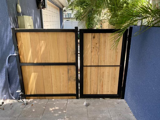 Wood Privacy Vertical Metal Frame fence installation in Tampa, FL — Vilo Fence